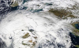 Vue satellitaire prise en février 2010, au moment où la tempête Xynthia a frappé l'Europe.