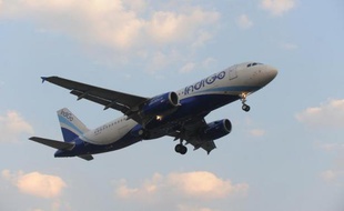 Un avion de la compagnie indienne IndiGo, le 27 décembre 2010 au dessus d'Ahmedabad (photo illustration).