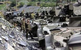 Une armée toujours très présente jeudi sur le terrain en Ossétie du Sud mais aussi en territoire auparavant sous contrôle géorgien autour de la république séparatiste.