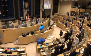 Les élus de la majorité du conseil régional de Paca applaudissent Renaud Muselier le jour de sa réélection
