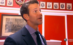 Aaron Shock dans son bureau au Capitole, filmé par la chaîne ABC News.