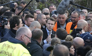 Emmanuel Macron a rendu une visite très tendue aux ouvriers de Whirlpool à Amiens mercredi 26 avril 2017.