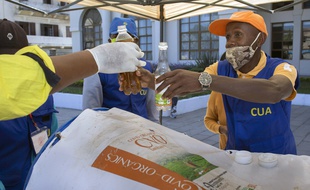 Distribution de la tisane CVO, à Antananarivo, le 23 avril 2020.