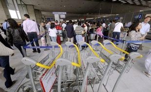 De vendredi à dimanche, Air France attend à Orly 126.000 voyageurs, dont 49.000 pour la seule journée de vendredi, et à Roissy 370.000 personnes, dont 124.000 vendredi.