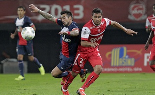 Le joueur valenciennois Lindsay Rose à la lutte avec le parisien Lavezzi.
