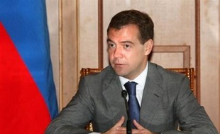 Le président russe Dmitri Medvedev a signé samedi le plan de paix avec la Géorgie, mais, sur le terrain, les forces russes renforçaient encore leurs positions en territoire géorgien, se positionnant à une trentaine de kilomètres de Tbilissi.