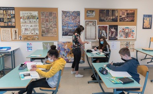 A deux joursde la rentrée, des médecins remettent en question le protocole sanitaire déroulé par l'Education nationale.