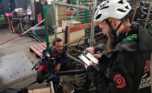 Arthur Hay (à gauche) et Morgan Lamart se préparent à affronter la pluie pour boucler leur planning chargé.