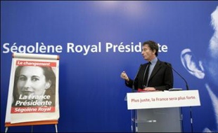 "L'expérience montre que lorsqu'une majorité est trop massive, elle finit par perdre la mesure, elle finit par commettre des abus", a-t-il expliqué sur France 2.