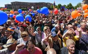 Le 1er mai 2018,
des sympathisants du leader de l'opposition arménienne Nikol Pachinian se sont rassemblés au centre de la capitale arménienne.