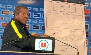 Rolland Courbis, ce jeudi, en professeur de mathématiques.
