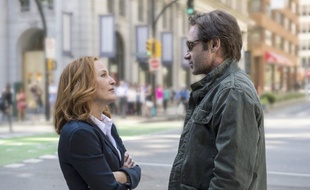 Gillian Anderson (alias Dana Scully) et David Duchovny (alias Fox Mulder) dans la saison 10 de la série culte