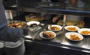 Illustration d'une cantine dans un collège.