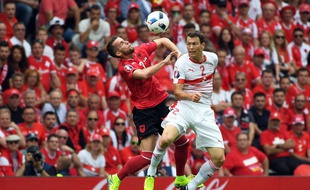 L'Albanais Lenjani et le Suisse Lichsteiner à la lutte