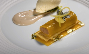 Dessert concocté par le chef couronné de trois étoiles au Michelin Claus Peter, le 15 mai 2008 à Baiersbronn en Allemagne.