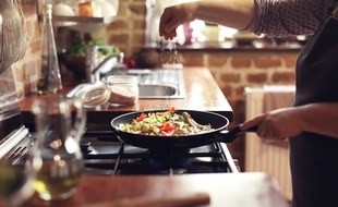 Certains modèles combinent brûleurs au gaz et plaques de cuisson