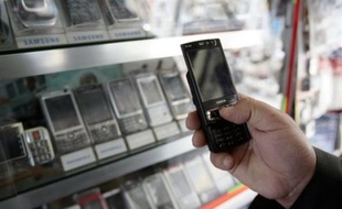 Le secrétaire d'Etat à l'Industrie, Luc Chatel, a fixé jeudi à environ 206 millions d'euros le coût de la quatrième licence de téléphonie mobile, le jour où le principal candidat, Free, se dit "prêt à payer" 210 millions.