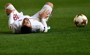 Ici touché sur la pelouse de Villarreal, en 16es de finale de Ligue Europa, Nabil Fekir ne participera pas au 8e aller jeudi à Moscou. JOSE JORDAN