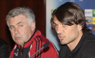Paolo Maldini (au premier plan) devant Carlo Ancelotti, le 10 avril 2007, lors d'une conférence de presse en Ligue des champions.