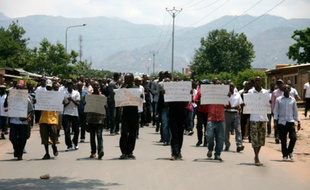 Des manifestants réclament la fin des violences au Burundi pendant les funérailles d'un journaliste et de sa famille le 20 octobre 2015