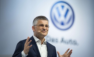 Le président de Volkswagen Amérique du Nord, Michael Horn, présente la nouvelle Passat à New York, le 21 septembre 2015.