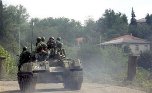 L'incertitude sur le retrait russe de Géorgie persistait mardi malgré un départ très médiatisé d'un convoi de blindés alors que l'Otan réunie d'urgence pour soutenir Tbilissi a durci le ton contre Moscou.