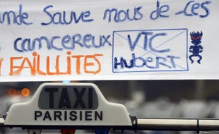 Manifestation de taxis contre la concurrence des VTC, et plus spécialement de l'application Uber, le 15 décembre 2014 près du Bourget, en région parisienne