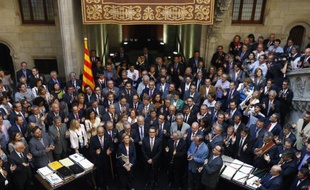 Le président du gouvernement régional de Catalogne Artur Mas (c) à Barcelone le 4 octobre 2014, entouré de 900 représentants des villes de Catalogne qui sont favorables à un référendum