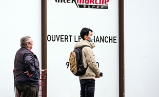 Une file d'attente à l'entrée d'un supermarché
