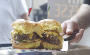 Des cheeseburgers (illustration)