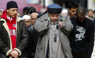 Le prêcheur radical britannique Abou Hamza à la mosquée de Finsbury Park à Londres, le 2 avril 2014