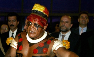 Le chef indigène Aritana Yawalapiti (2003), est mort à cause de la Covid-19