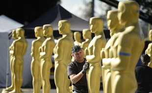 Des statues des Oscars installées au Dolby Theatre, sur Hollywood Boulevard.