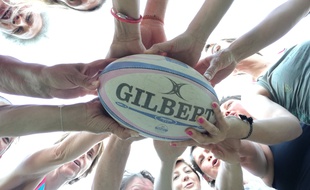 Les joueuses du club toulousain de rugby RUBieS, qui réunit des patientes victimes d'un cancer et des soignants.