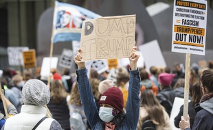 Des milliers de femmes manifestent contre Donald Trump.