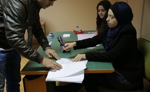 Un bureau de vote au consulat de Tunisie à Pantin, le 23 novembre 2014.