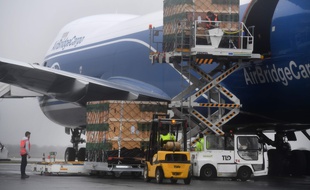 Un avion cargo à l'aéroport de Brest-Bretagne, le 10 mars 2020 (image d'illustration).