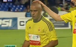 Capture d'écran de Roberto Carlos, quittant la pelouse en plein match après avoir reçu une banane, lors de la rencontre entre Samara et son club de l'Anzi Makhachkala, le 22 juin 2011.