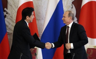 Moscou et Tokyo ont exprimé lundi leur détermination à négocier pour surmonter leur conflit territorial sur les îles des Kouriles du Sud réclamées par le Japon, au cours de la première visite officielle en dix ans d'un chef du gouvernement japonais en Russie.