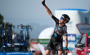 Le Français Romain Bardet remporte la 14e étape de La Vuelta, à Pico Villuercas, le 28 août 2021.