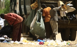 Des agents municipaux nettoient les rues de la capitale soudanaise, Khartoum, le 12 juin 2019.