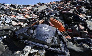 Une pile de gilets de sauvetage utilisés par des migrants à Lesbos (Grèce), le 23 septembre 2019.