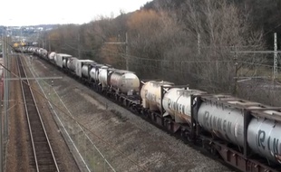 Capture d'écran de la vidéo du départ complet du premier train de fret de 1.500 mètres de long à Sibelin (Rhône)