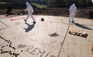 Des experts sur le site où est mort le manifestant en marge des manifestations contre le barrage de Sivens, le 27 octobre 2014.