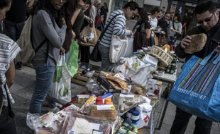 Des aliments récupérés dans des poubelles de supermarchés sont redistribués, le 25 septembre 2015 à Lyon