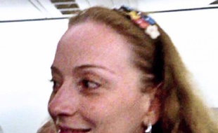 Libre après sept ans de prison, Florence Cassez est arrivée en France peu après 13H30, attendue à l'aéroport de Roissy par sa famille et de très nombreux médias, au lendemain de sa libération décidée par la Cour suprême mexicaine.