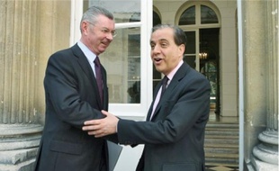 Passation de pouvoir entre Henri de Raincourt et Roger Karoutchi, hierà Paris.