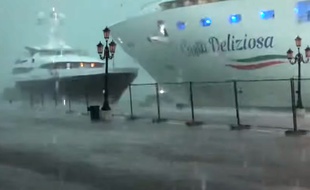 A Venise, un bateau de croisière géant qui est passé à un cheveu d'un yacht, frôlant de peu la catastrophe.