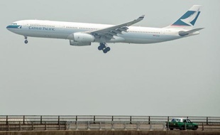 La compagnie aérienne de Hong Kong, Cathay Pacific, a annoncé mercredi une perte nette de 935 millions de dollars HK (93,5 millions d'euros) au 1er semestre, sous l'effet des coûts de carburant, d'une féroce concurrence en classe économique et d'effets de change négatifs.