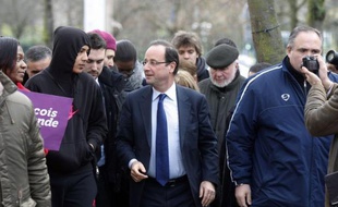 François Hollande s'est rendu mardi dans le quartier du Val-Fourré à Mantes-la-Jolie (Yvelines) pour inciter les jeunes à s'inscrire sur les listes électorales, a constaté une journaliste de l'AFP.
